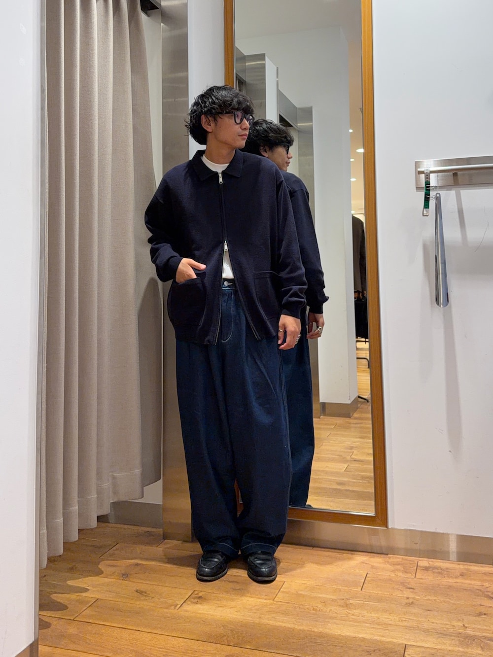 ブルー系のニット/セーター、ブルー系のその他パンツ、ホワイト系のTシャツ/カットソーを着用したメンズの秋コーディネートの2枚目の写真