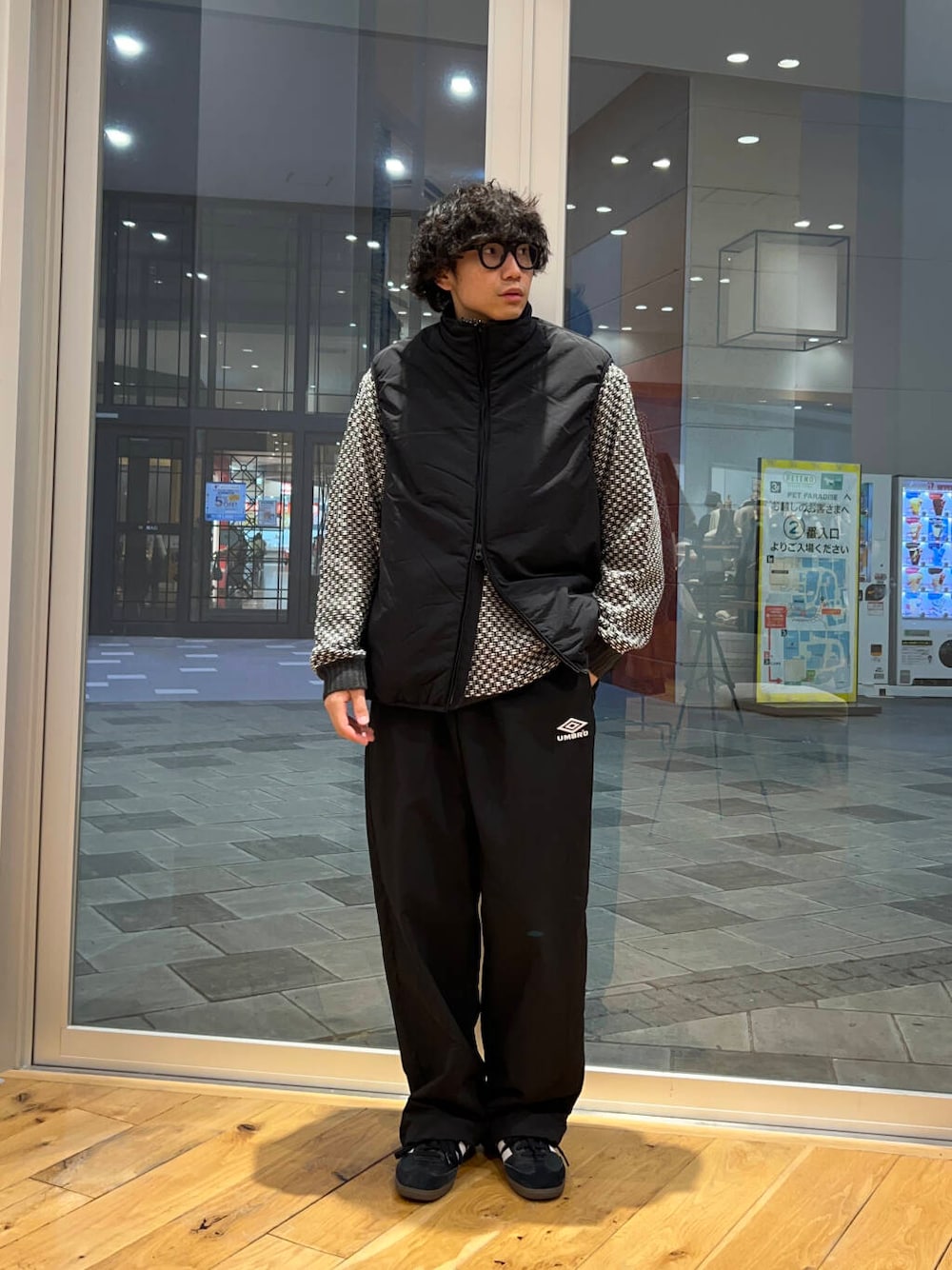 ブラック系のスニーカー、ブラック系のその他パンツ、グレー系のニット/セーターを着用したメンズの秋コーディネートの2枚目の写真