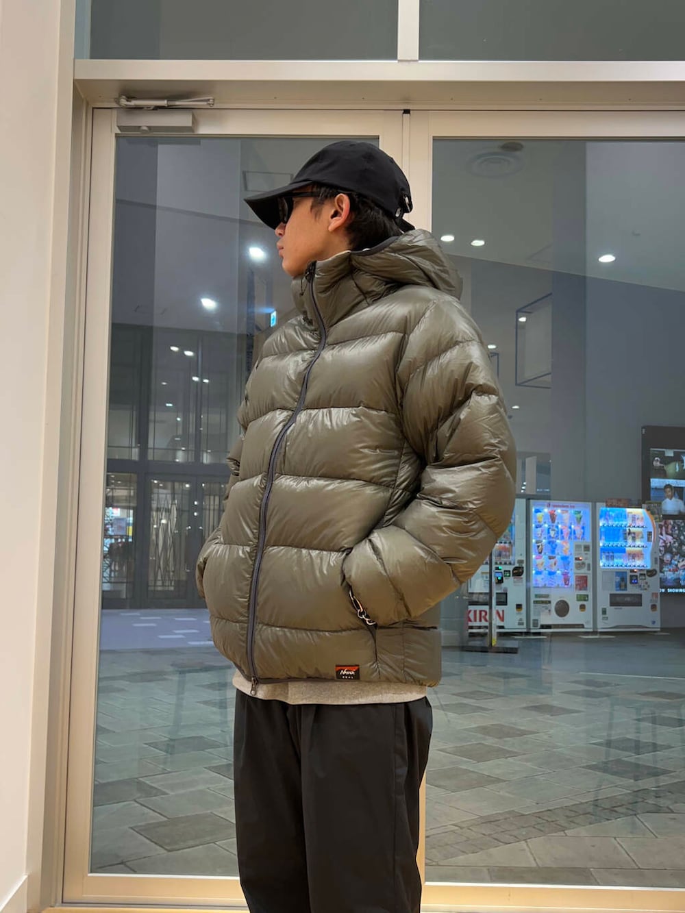 グレー系のスウェット、グリーン系のダウンジャケット/コート、ブラック系のその他パンツを着用したメンズの冬コーディネートの2枚目の写真