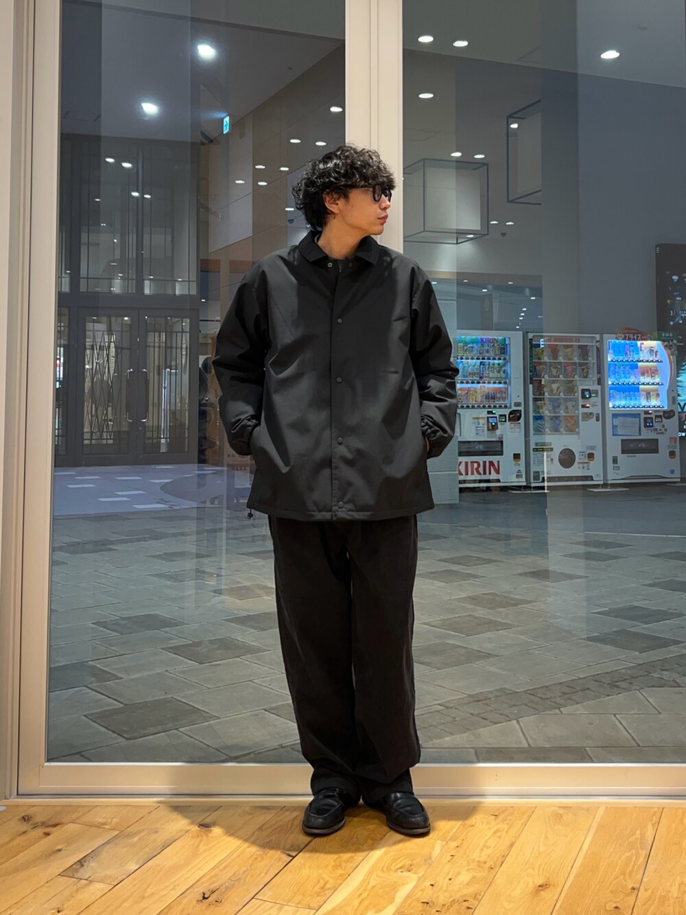 グレー系のスウェット、グレー系のその他パンツ、ブラック系のブルゾンを着用したメンズの秋コーディネートの3枚目の写真