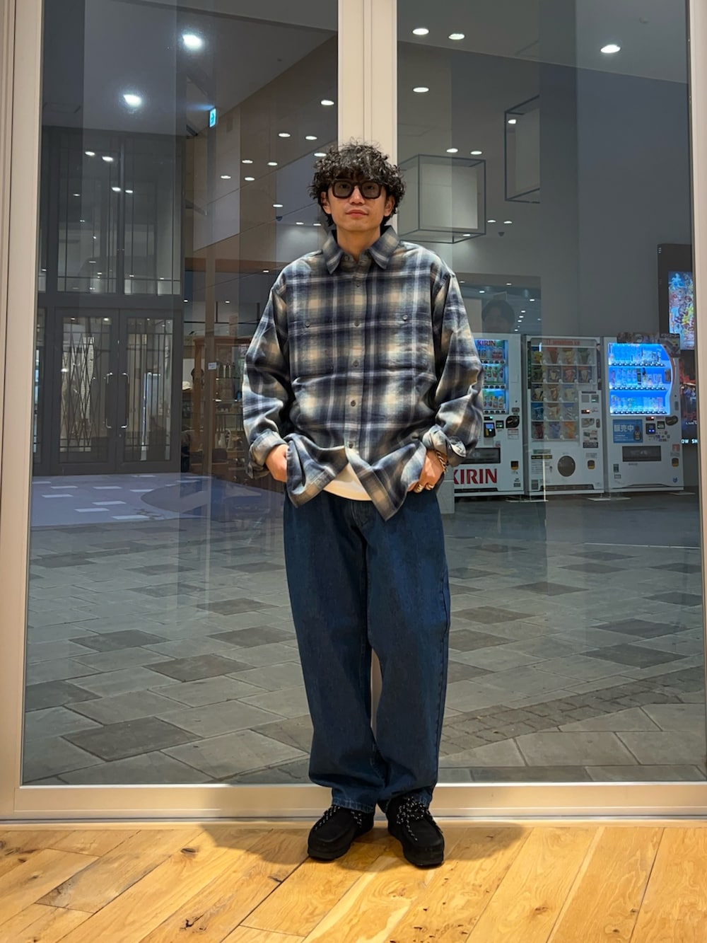 ブルー系のデニムパンツ、グリーン系のシャツ/ブラウスを着用したメンズの秋コーディネートの2枚目の写真