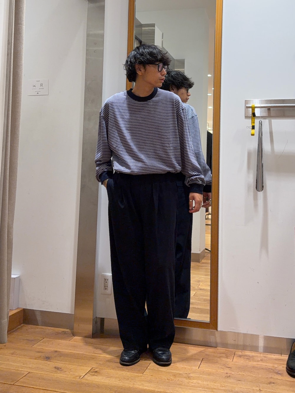 パープル系のTシャツ/カットソー、ブルー系のその他パンツを着用したメンズの秋コーディネートの2枚目の写真
