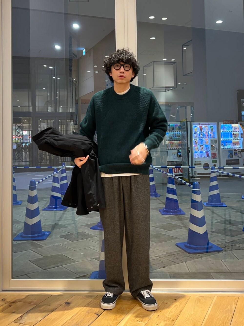 グリーン系のニット/セーター、グレー系のその他パンツ、ブラック系のその他アウターを着用したメンズの冬コーディネートの5枚目の写真