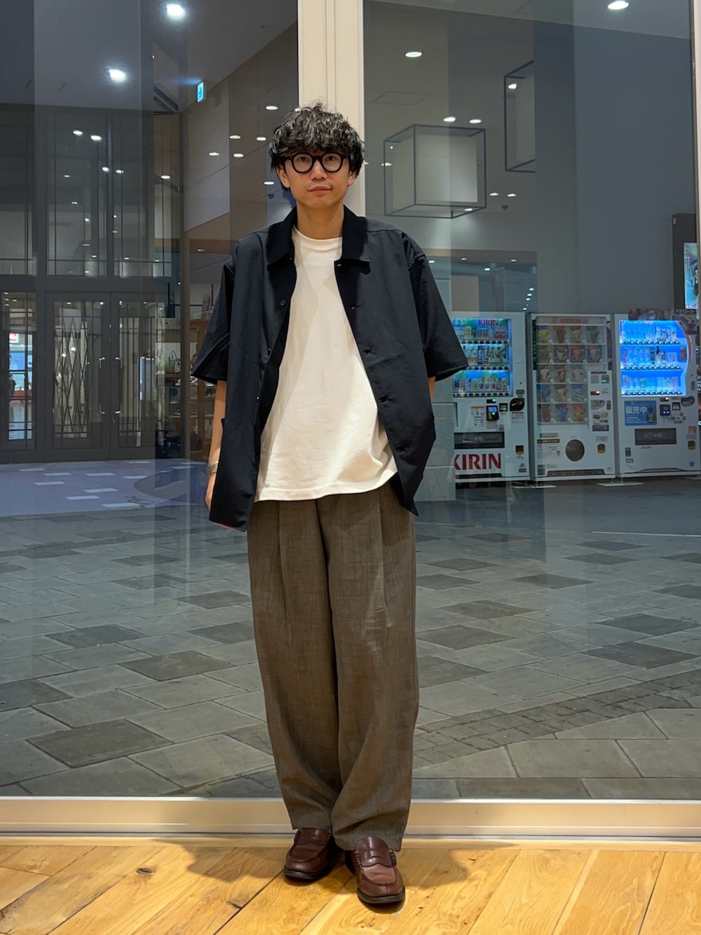 グレー系のその他パンツ、ブルー系のシャツ/ブラウス、ホワイト系のTシャツ/カットソーを着用したメンズの夏コーディネートの2枚目の写真