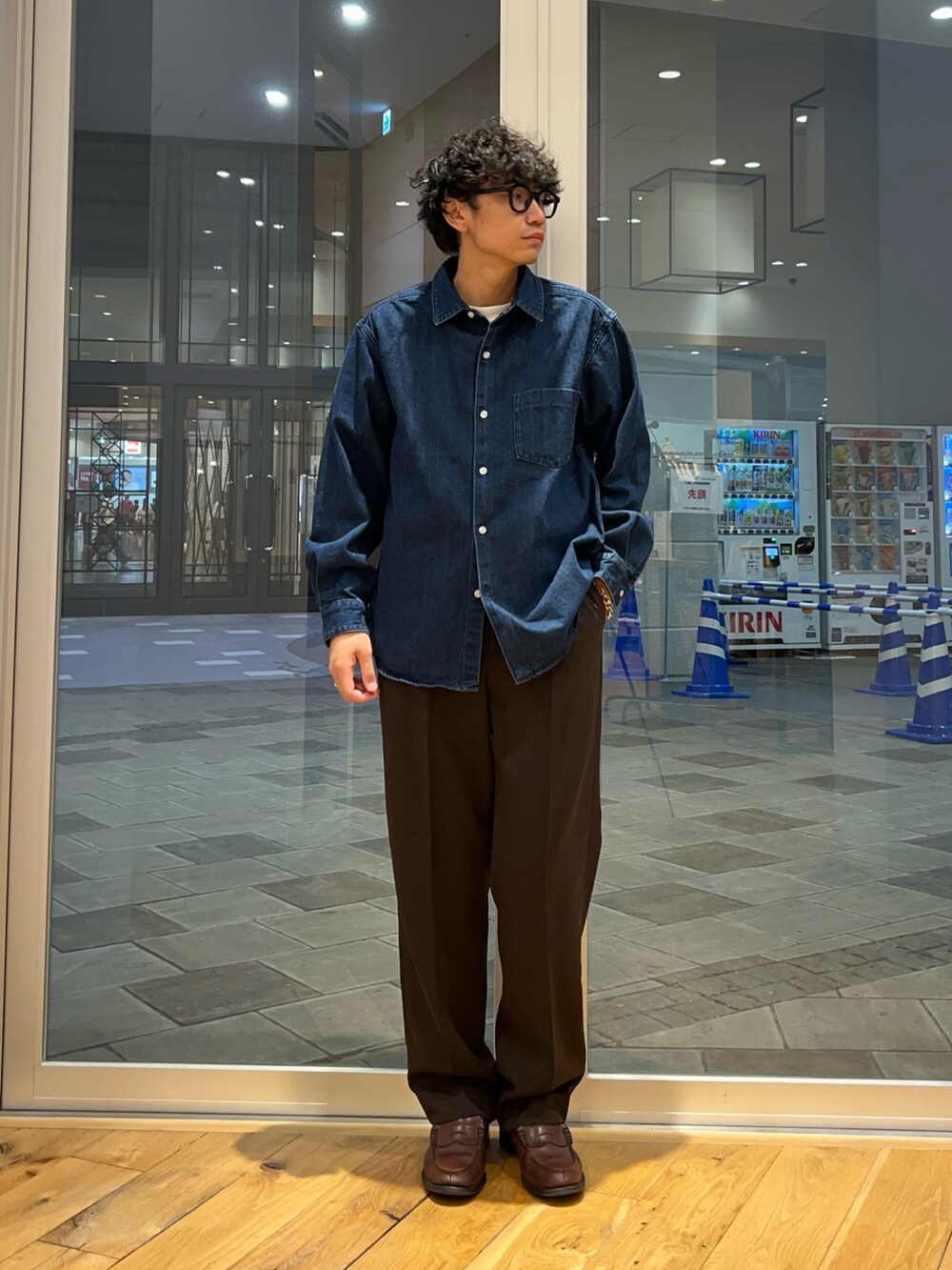 ブラウン系のその他パンツ、ブルー系のシャツ/ブラウスを着用したメンズの秋コーディネートの2枚目の写真
