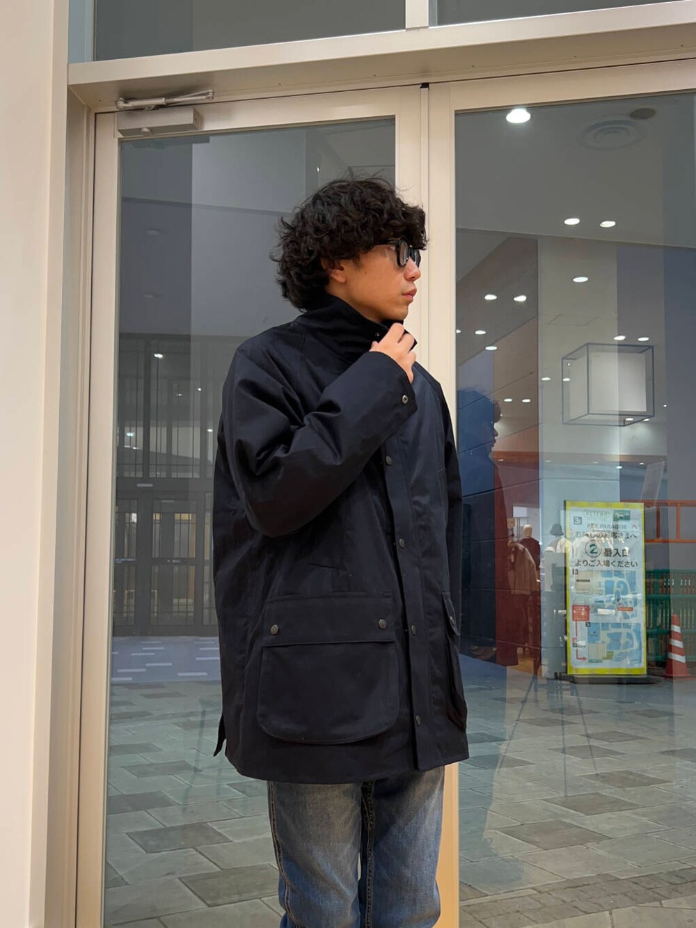 ブルー系のデニムパンツ、ブルー系のニット/セーターを着用したメンズの冬コーディネートの2枚目の写真