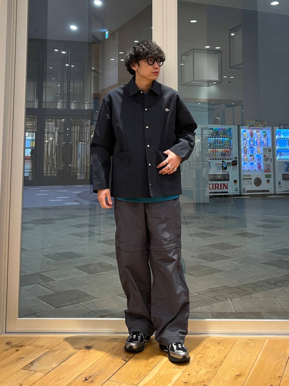 ブルー系のTシャツ/カットソー、グレー系のその他パンツを着用したメンズの春コーディネートの3枚目の写真