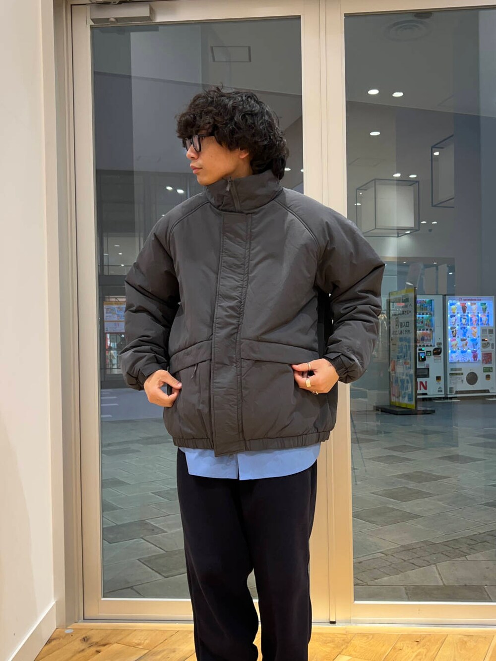 ブルー系のその他パンツ、グレー系のブルゾン、ブラック系のスニーカーを着用したメンズの冬コーディネートの2枚目の写真