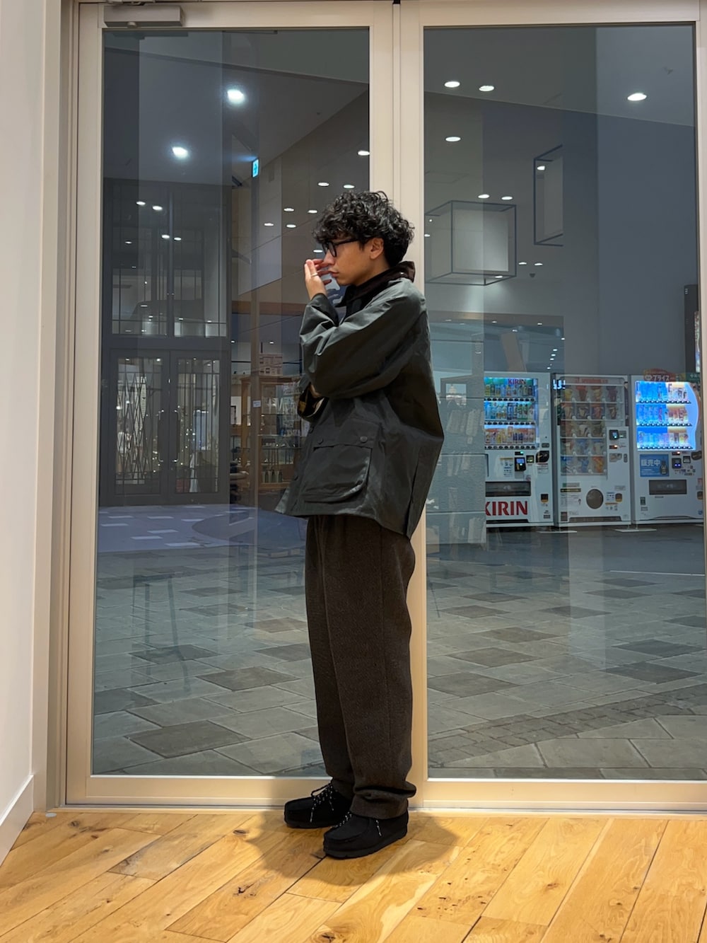 グレー系のニット/セーター、グレー系のその他パンツ、グリーン系のその他アウターを着用したメンズの冬コーディネートの3枚目の写真