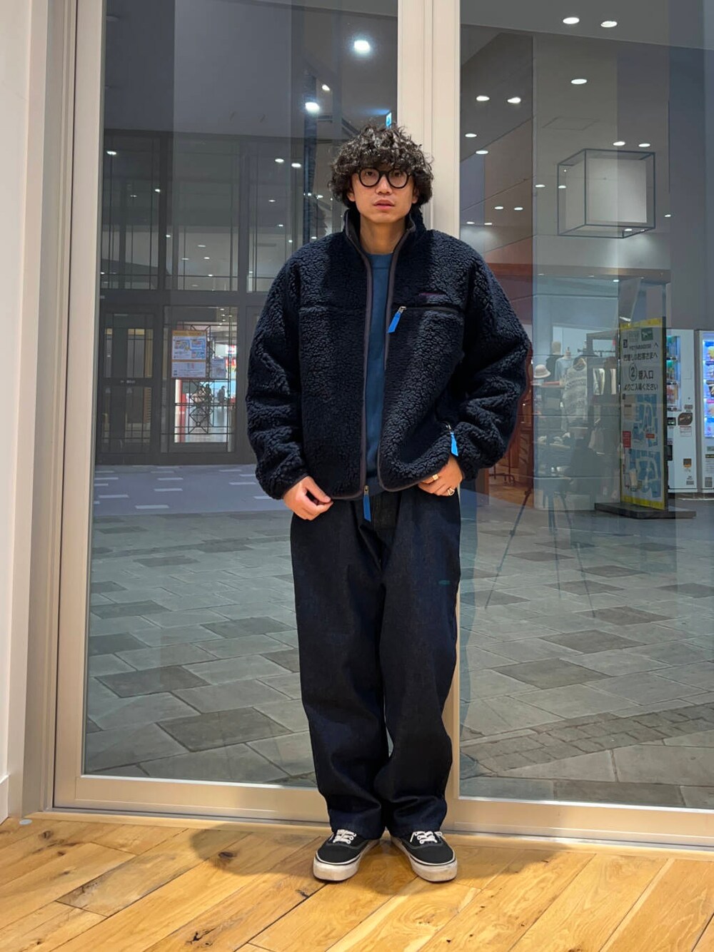 ブルー系のデニムパンツ、ブルー系のニット/セーター、ブルー系のテーラードジャケットを着用したメンズの冬コーディネートの2枚目の写真