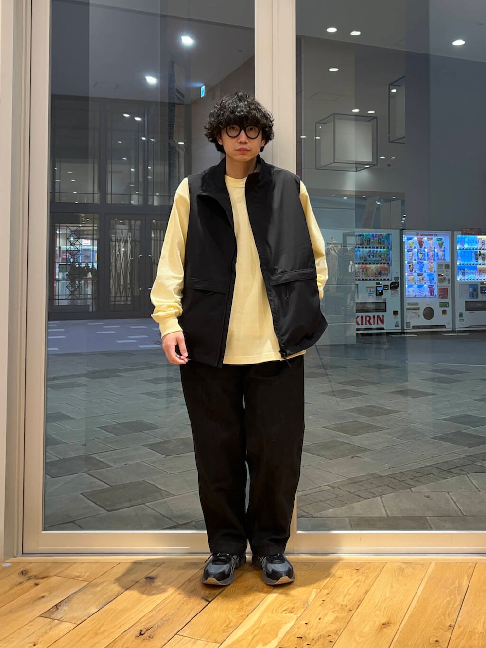 ブラック系のデニムパンツ、ブラック系のその他アウター、その他のTシャツ/カットソーを着用したメンズの冬コーディネートの2枚目の写真