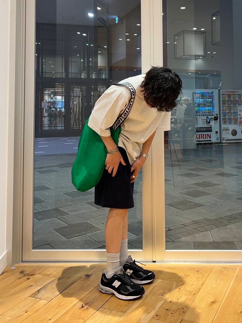 ブルー系のその他パンツ、グリーン系のトートバッグを着用したメンズの夏コーディネートの4枚目の写真