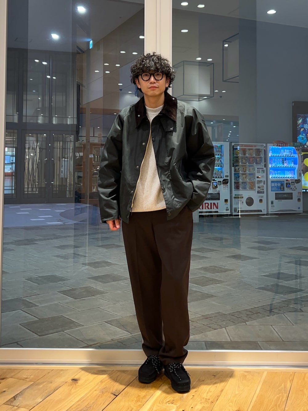 グリーン系のその他アウター、グレー系のニット/セーター、ブラウン系のその他パンツを着用したメンズの秋コーディネートの3枚目の写真