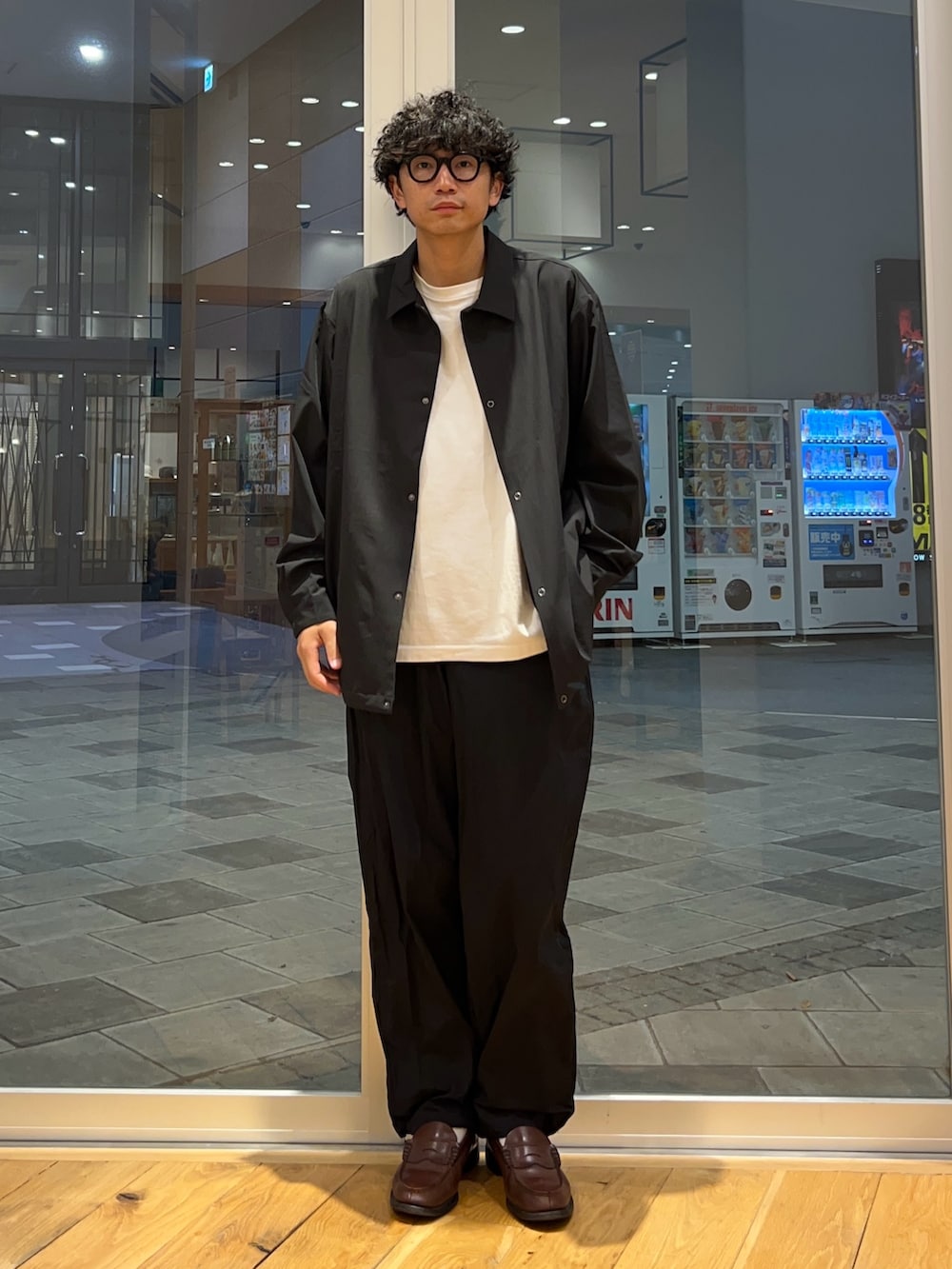 ブラック系のシャツ/ブラウス、グレー系のその他パンツを着用したメンズの秋コーディネートの2枚目の写真