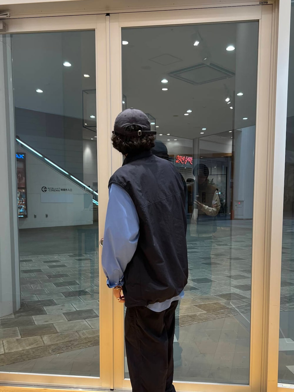 ブルー系のその他パンツ、ブルー系のベスト、ブラック系のスニーカーを着用したメンズの秋コーディネートの3枚目の写真