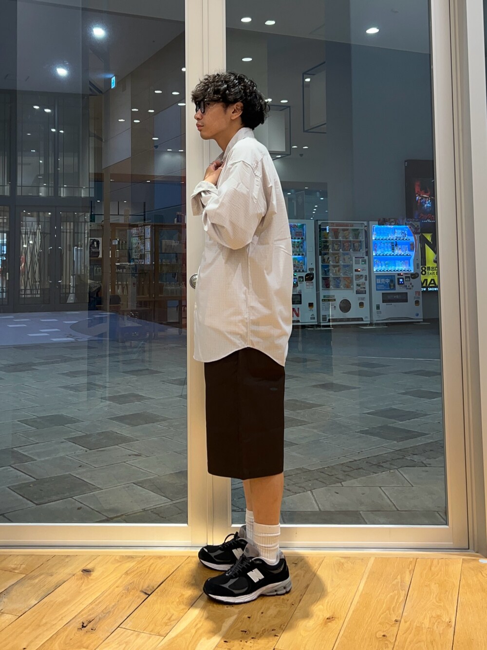 ブラウン系のその他パンツ、その他のシャツ/ブラウスを着用したメンズの秋コーディネートの3枚目の写真