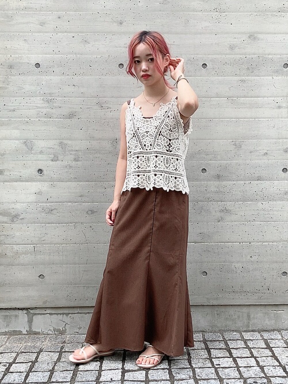 ベージュ系のその他トップス、ブラウン系のスカート、ホワイト系のサンダルを着用したレディースの夏コーディネートの2枚目の写真