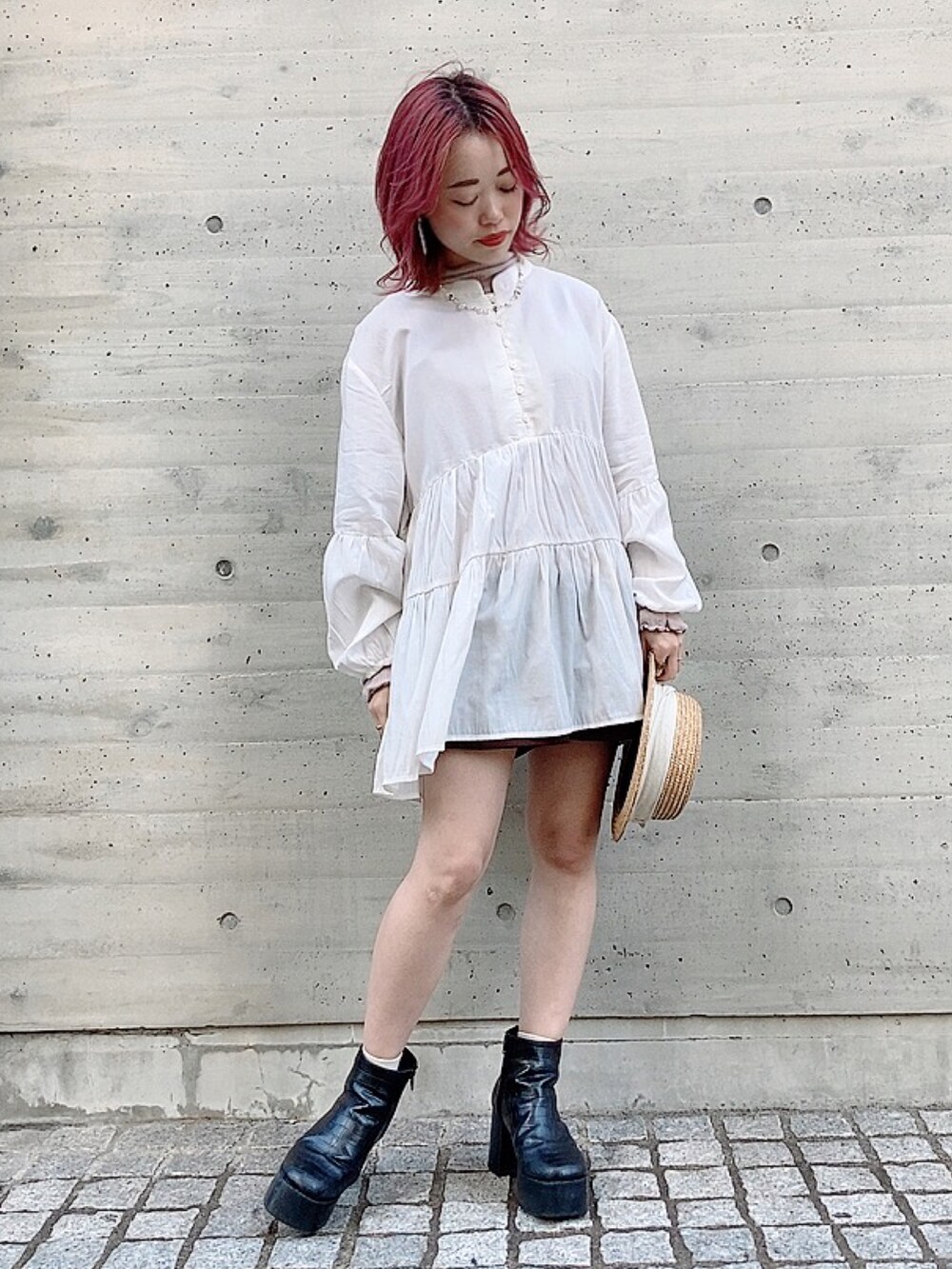 ホワイト系のシャツ/ブラウス、その他のブーツを着用したレディースの春コーディネートの2枚目の写真