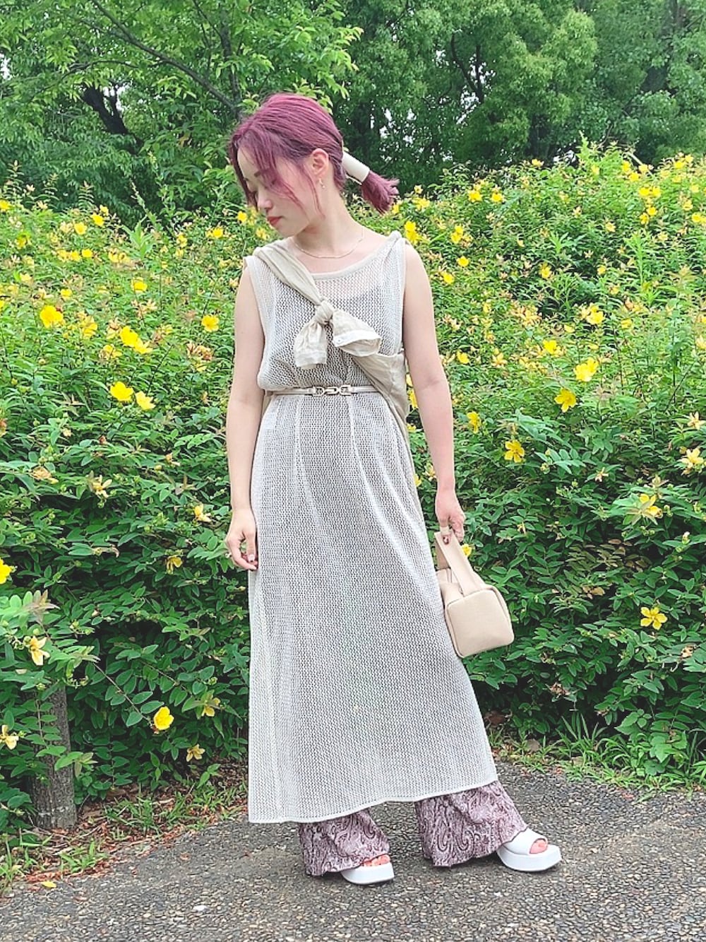 ベージュ系のシャツ/ブラウス、ベージュ系のカーディガン/ボレロ、ブラウン系のパンツを着用したレディースの夏コーディネートの2枚目の写真