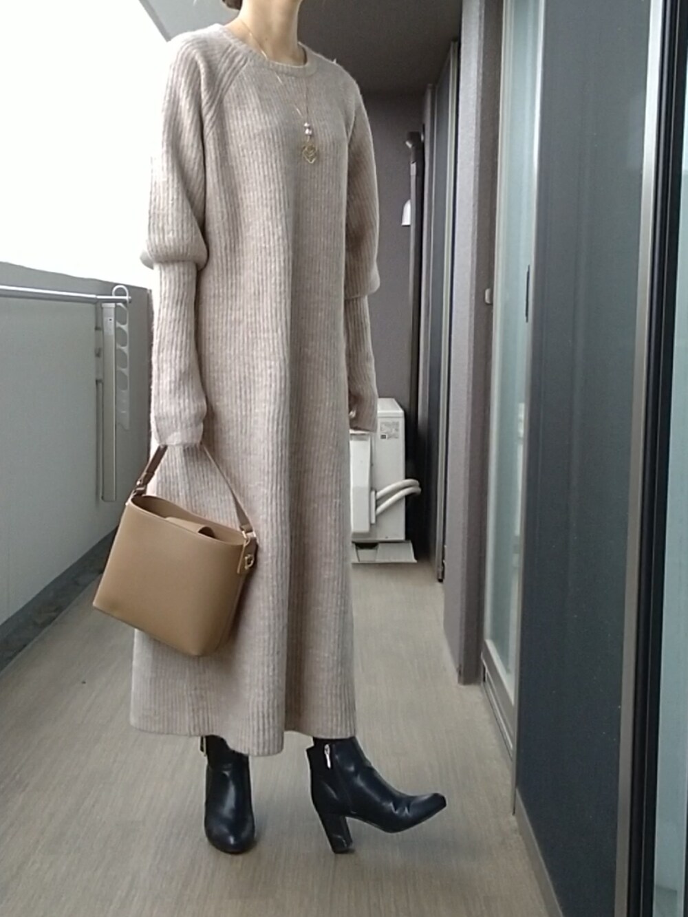 「ニットワンピース、ニットワンピ、ショートブーツ、冬コーデ」｜「miniaのセパレートファー巾着付きマルチウェイバッグ　◆（ハンドバッグ、ブラウン系）」を使った、りりぃさん（レディース・168cm）の冬コーディネートの2枚目の写真