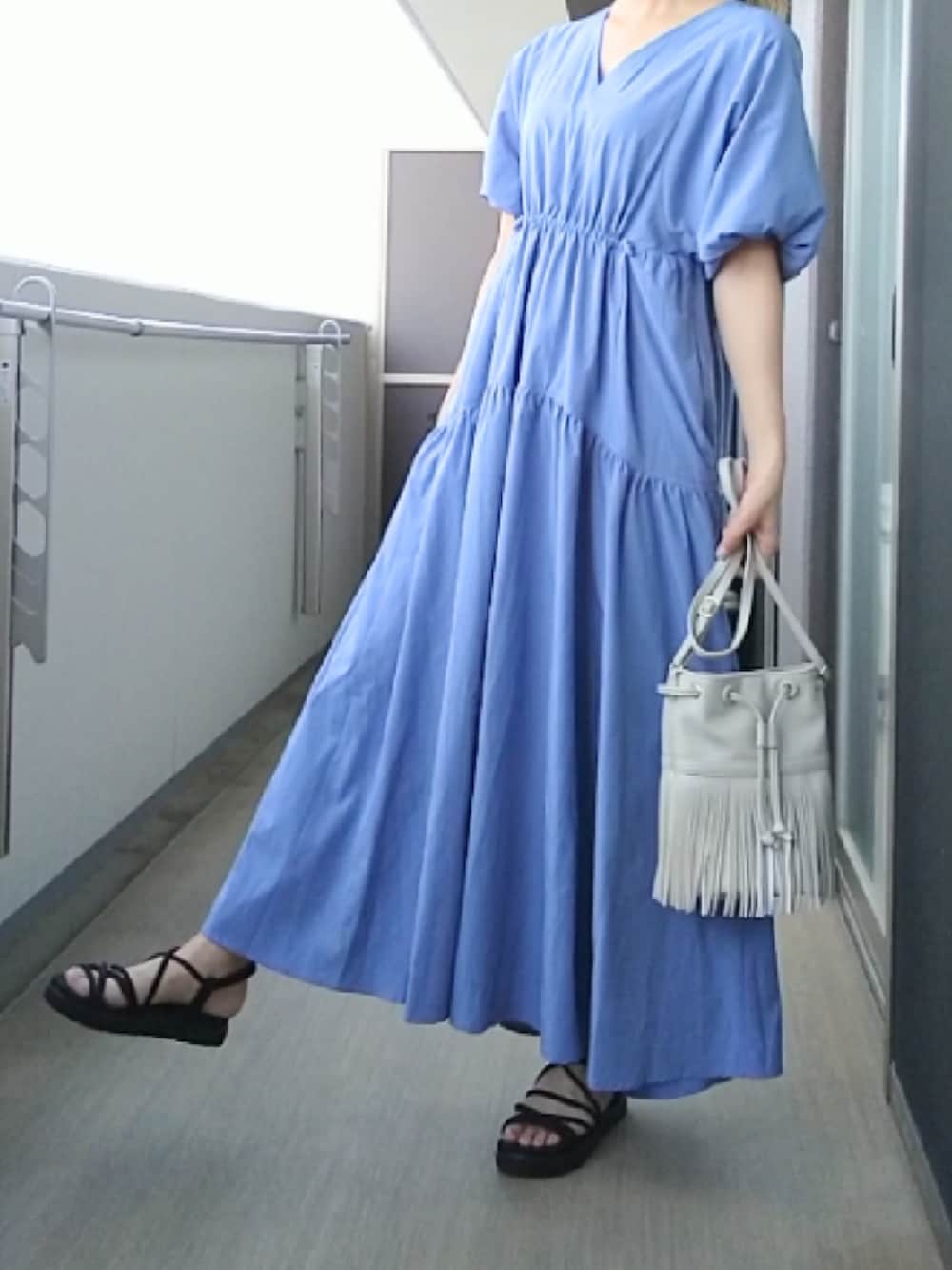 「mystic、ドロストギャザーワンピース、ワンピース、ドロストワンピース、フリンジバッグ、スポサン、ナロースポサン、ミスティ ウーマン(mysty woman)、ミスティック(mystic)、ギャザーワンピース、夏コーデ、お出かけコーデ」｜「OPAQUE.CLIPのフリンジバケツショルダーバッグ（ショルダーバッグ、ホワイト系）」を使った、りりぃさん（レディース・168cm）の夏コーディネートの2枚目の写真