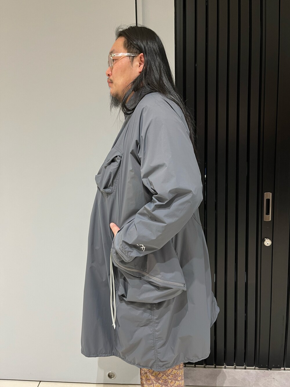 グレー系のその他アウターを着用したメンズの春コーディネートの3枚目の写真