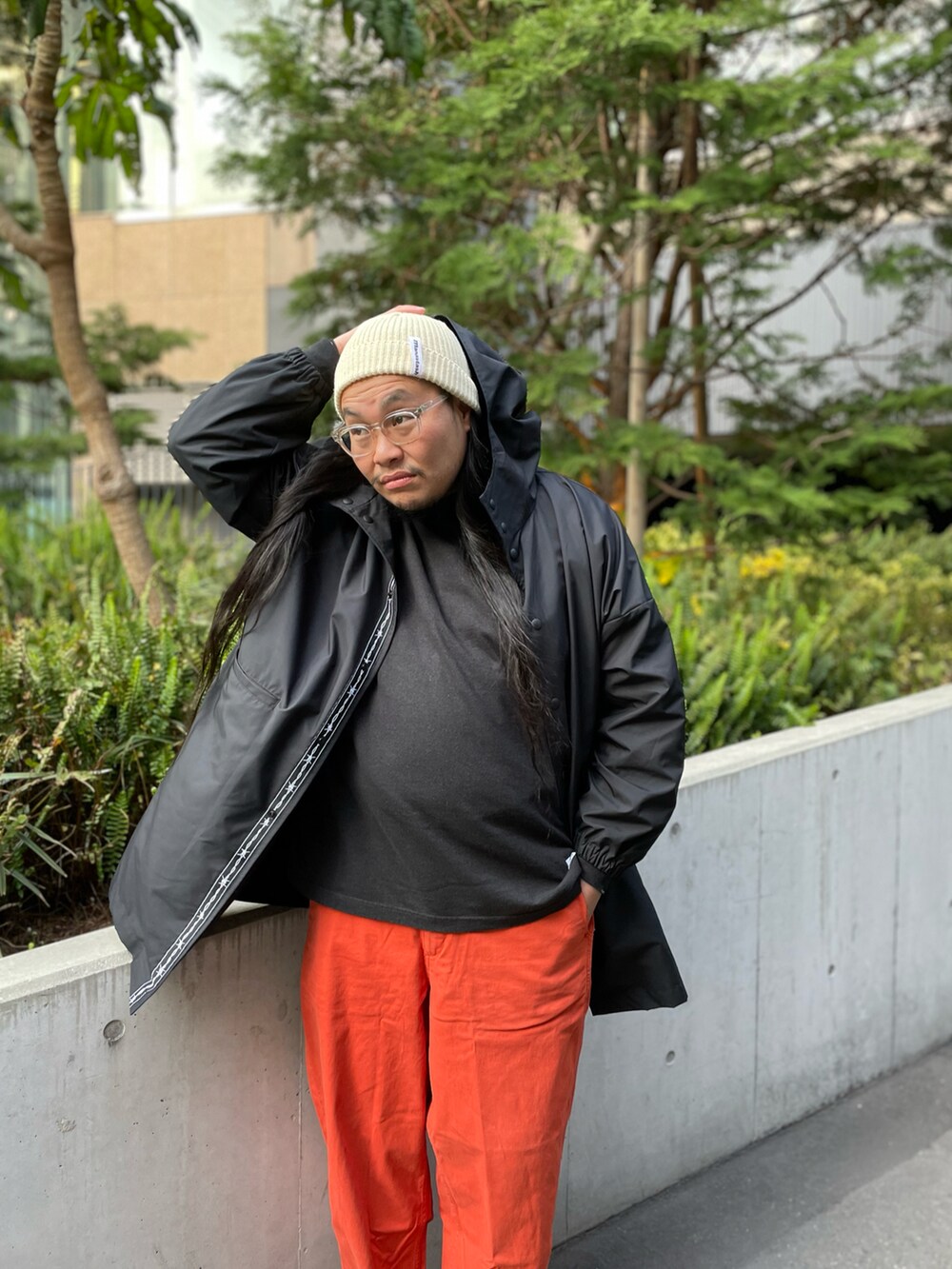 ブラック系のジャケット/アウター、オレンジ系のその他パンツ、ブラック系のサンダルを着用したメンズの春コーディネートの3枚目の写真