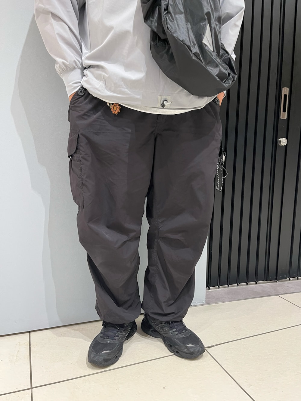 グレー系のTシャツ/カットソー、ホワイト系のトートバッグを着用したメンズの秋コーディネートの3枚目の写真