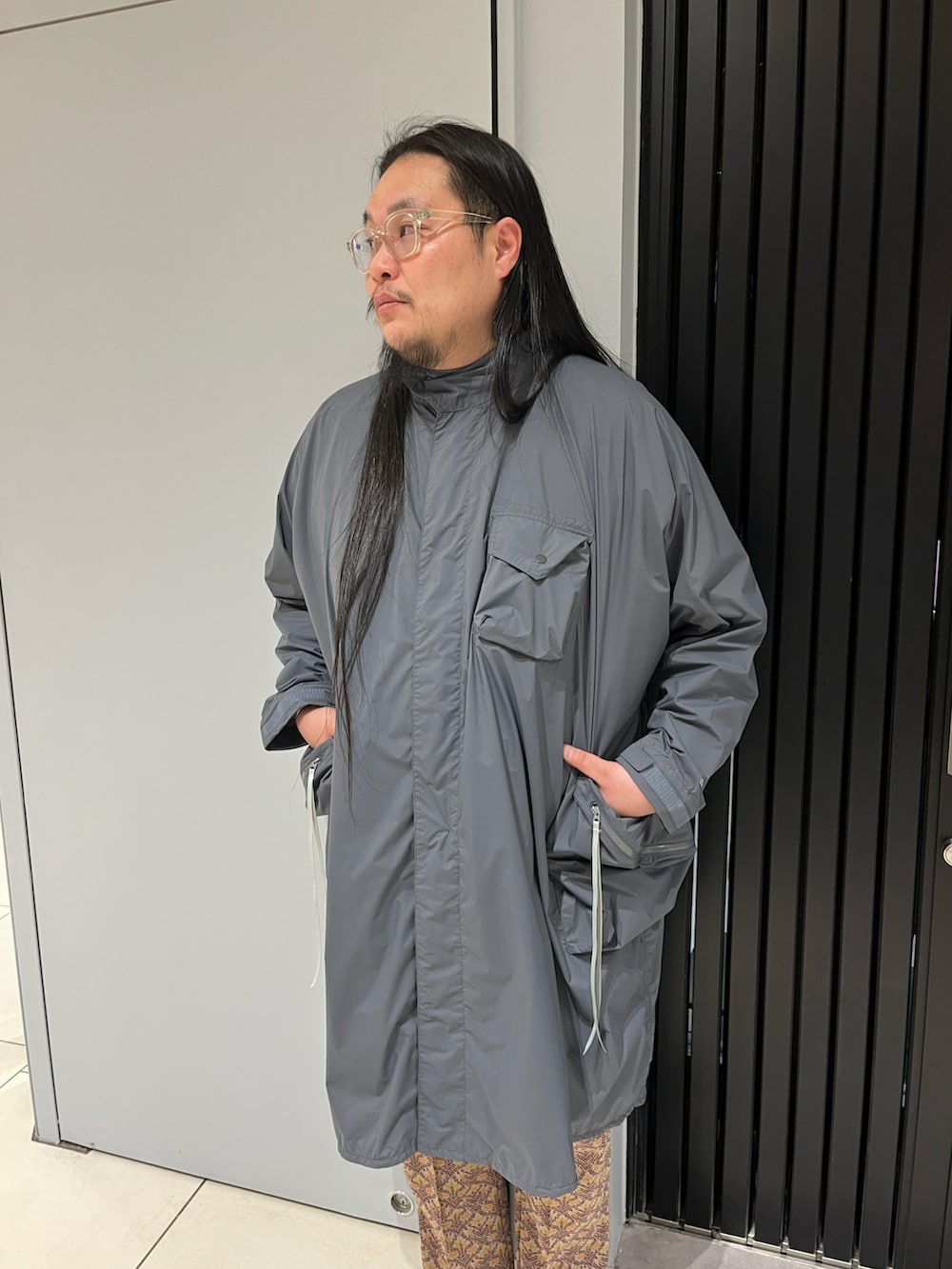 グレー系のその他アウターを着用したメンズの春コーディネートの2枚目の写真