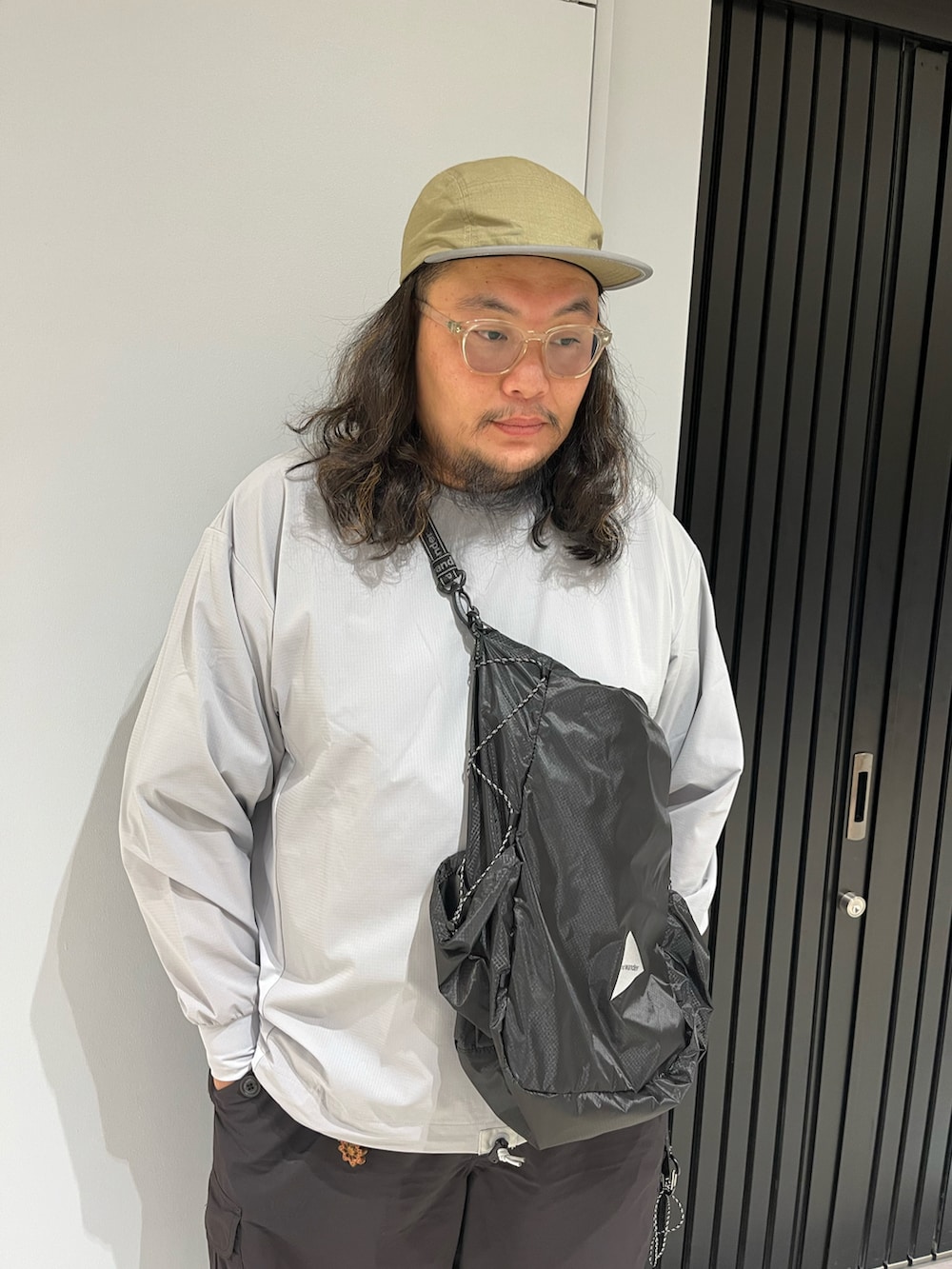 グレー系のTシャツ/カットソー、ホワイト系のトートバッグを着用したメンズの秋コーディネートの2枚目の写真