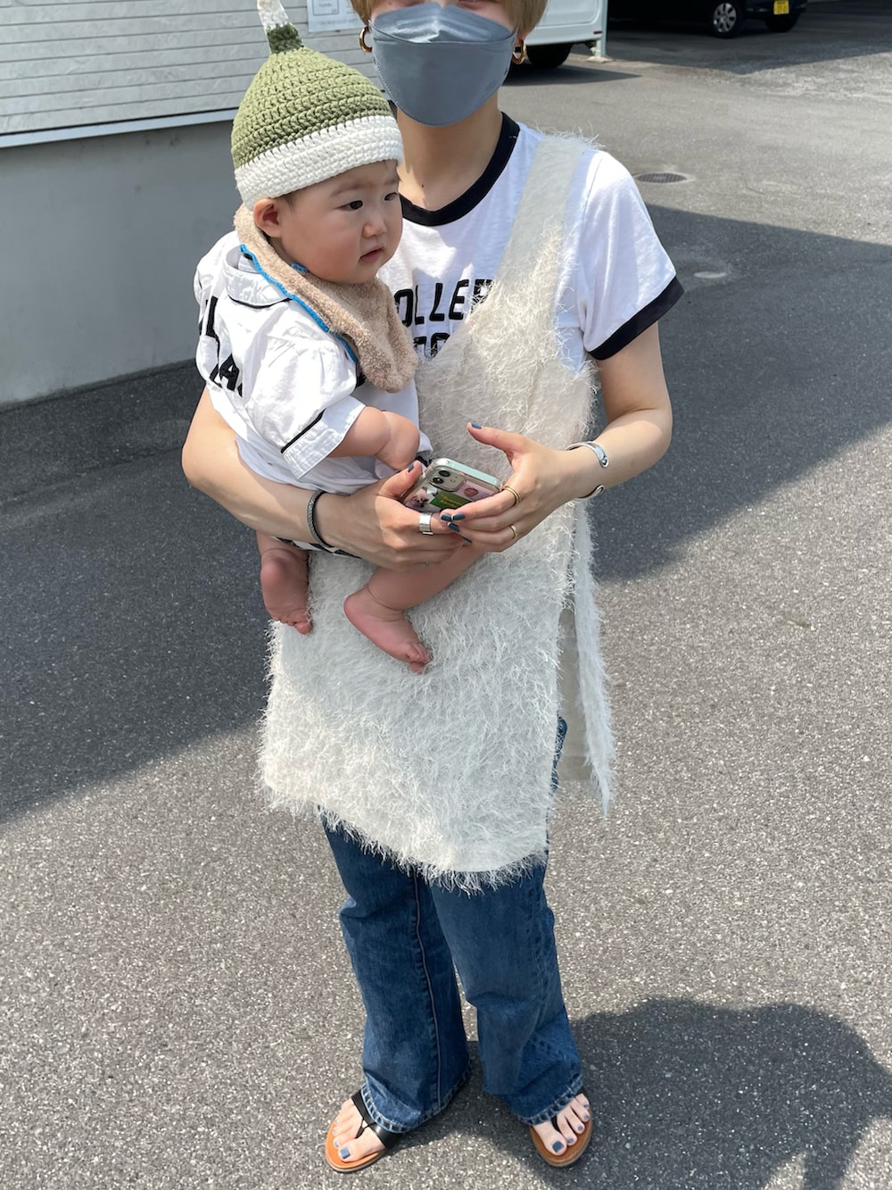 ホワイト系のTシャツ/カットソー、ブルー系のデニムパンツを着用したレディースの夏コーディネートの2枚目の写真