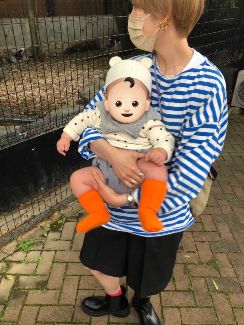 ブラック系のその他パンツ、ベージュ系のバッグ、ブルー系のTシャツ/カットソーを着用したレディースの春コーディネートの2枚目の写真