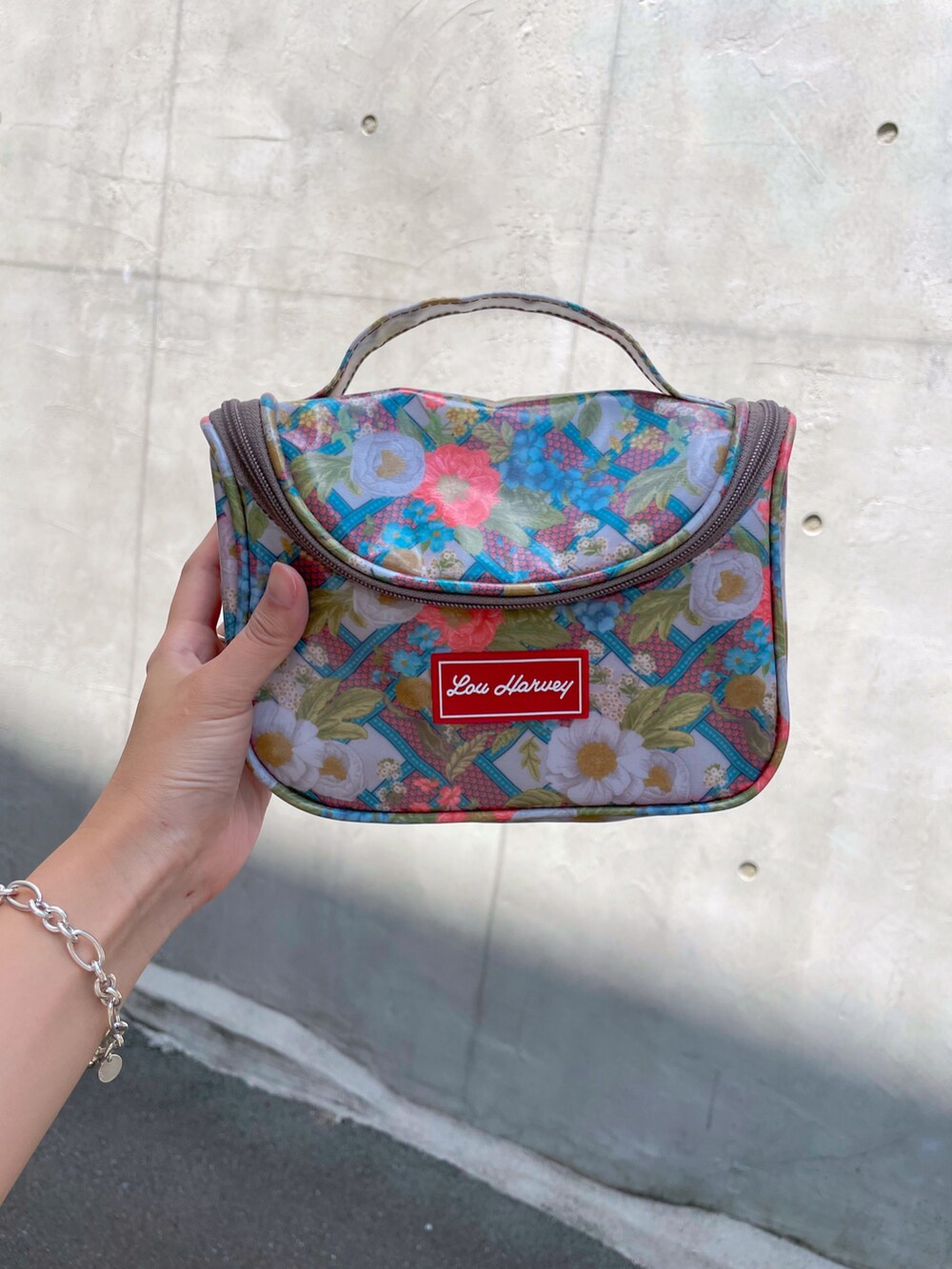 グリーン系のスラックス、ホワイト系のシャツ/ブラウス、ホワイト系のサンダルを着用したレディースの夏コーディネートの2枚目の写真