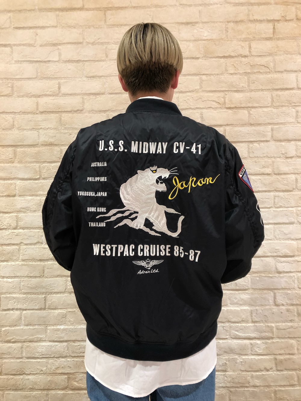 ホワイト系のシャツ/ブラウス、ブルー系のMA-1を着用したメンズの冬コーディネートの2枚目の写真