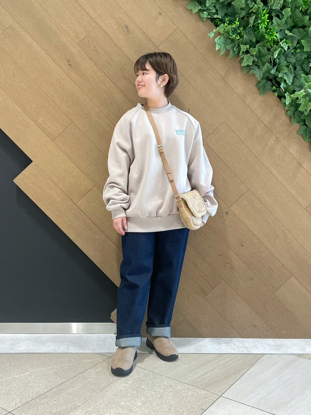 ベージュ系のスウェット、ブルー系のその他パンツ、ベージュ系のブーツを着用したレディースの冬コーディネートの3枚目の写真