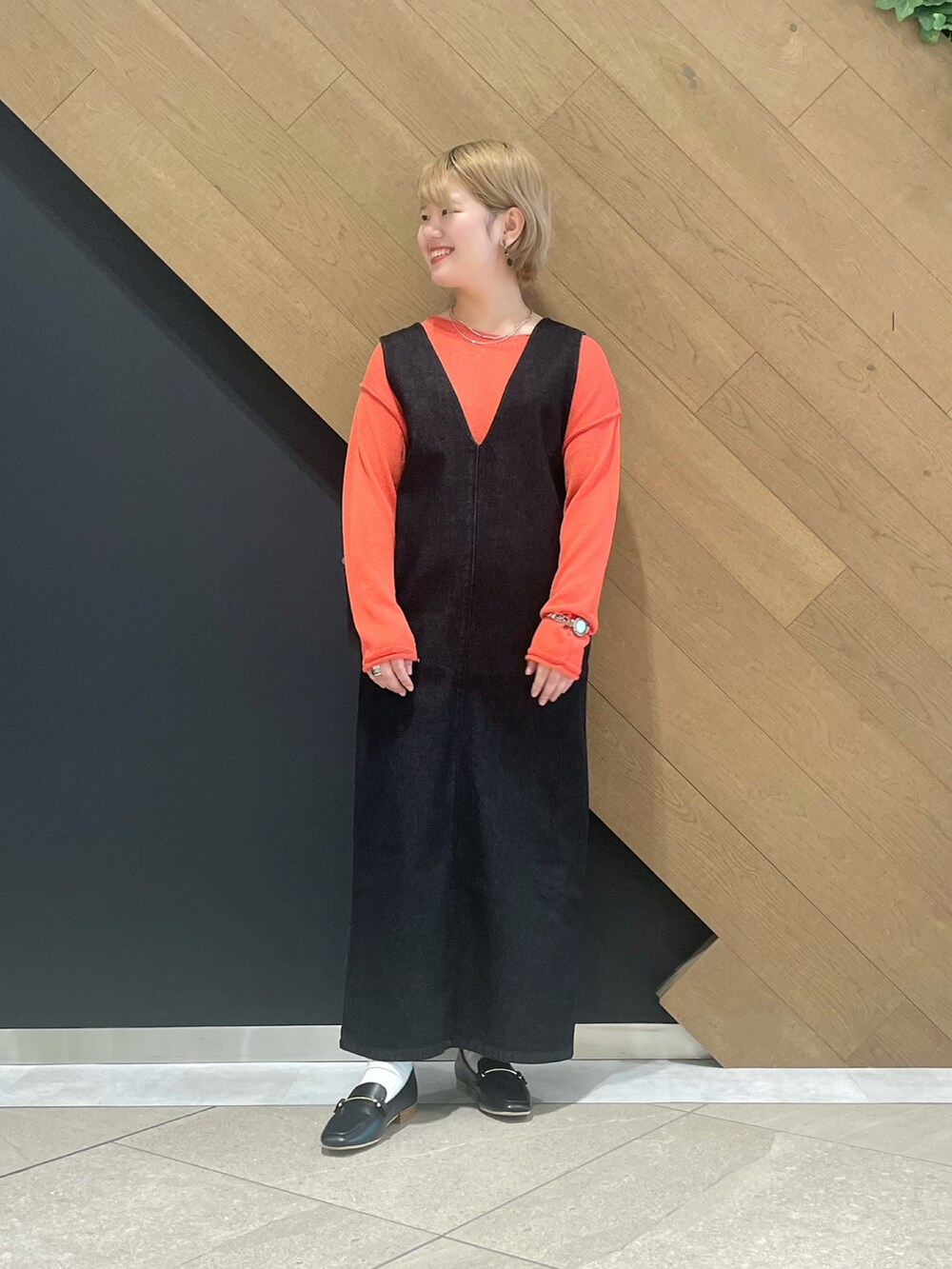 ピンク系のニット/セーター、ブラック系のジャンパースカート、ブラック系のローファーを着用したレディースの冬コーディネートの3枚目の写真