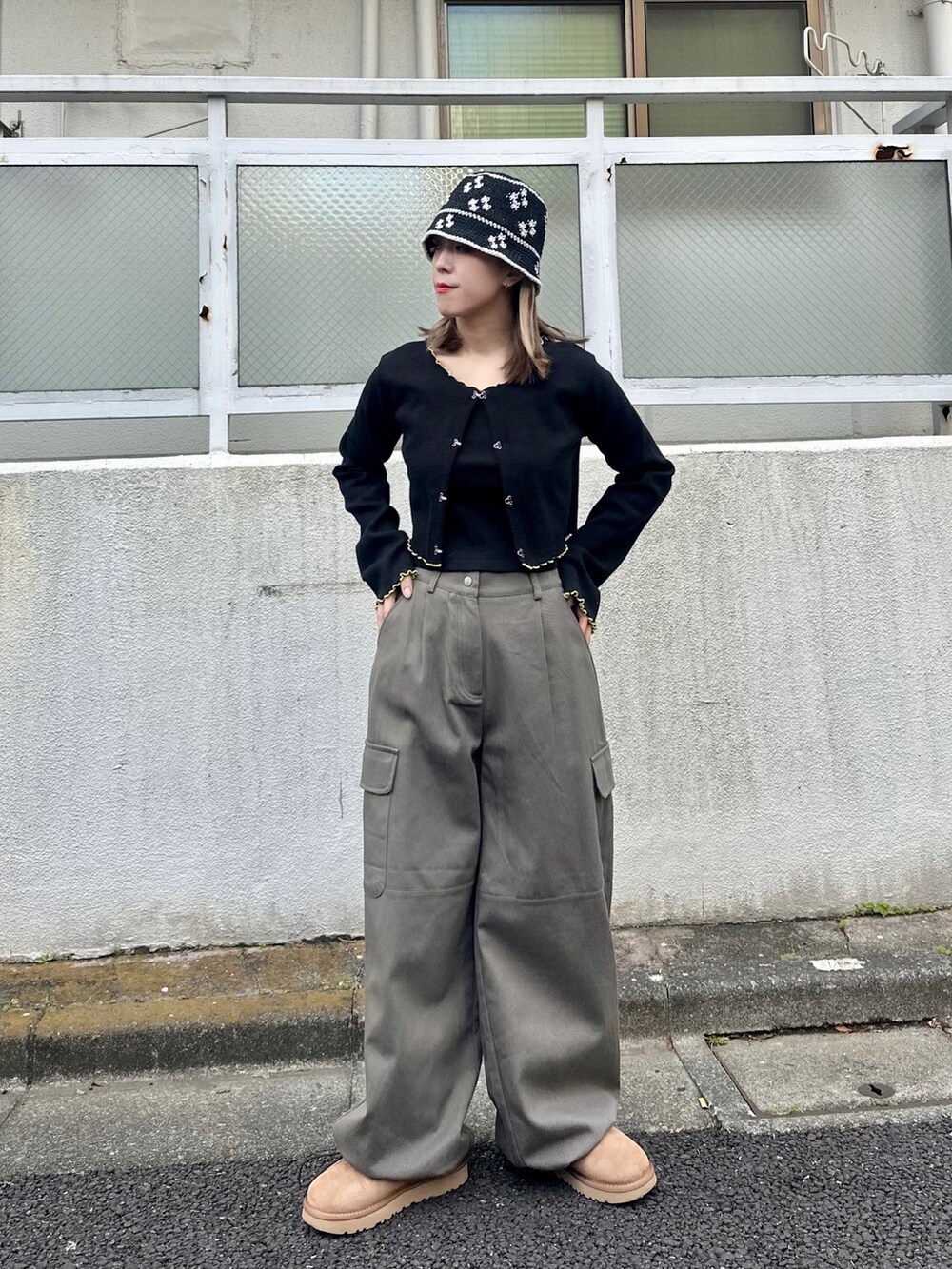 ブラック系のカーディガン/ボレロ、グリーン系のカーゴパンツ、ベージュ系のブーツを着用したレディースの冬コーディネートの3枚目の写真