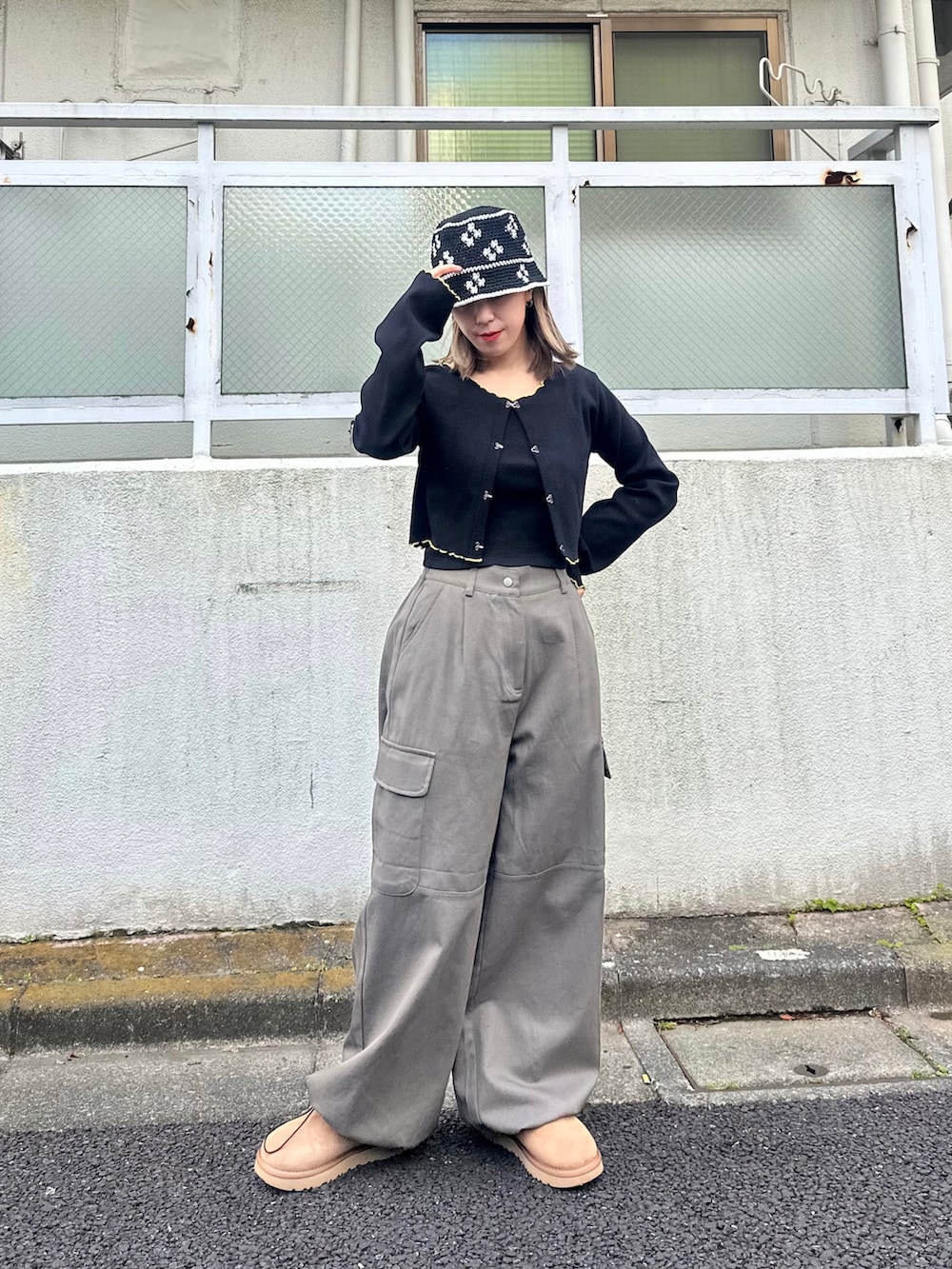 ブラック系のカーディガン/ボレロ、グリーン系のカーゴパンツ、ベージュ系のブーツを着用したレディースの冬コーディネートの2枚目の写真