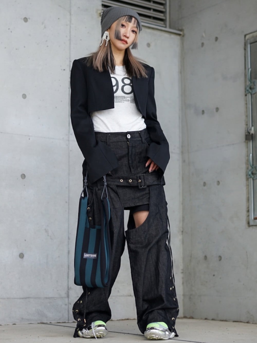 ブラック系のジャケット/アウター、ホワイト系のトップス、ブルー系のパンツを着用したレディースの春コーディネートの2枚目の写真