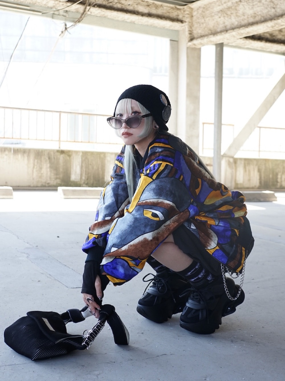 ブラック系のハンドバッグ、ブラック系のTシャツ/カットソー、ブラック系のデニムパンツを着用したレディースの春コーディネートの4枚目の写真