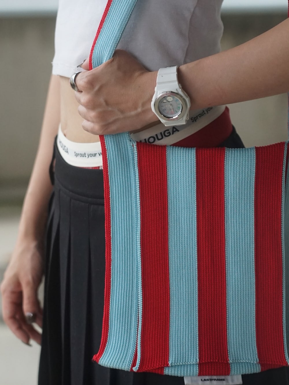 ブラック系のスカート、その他のショルダーバッグ、レッド系のショーツを着用したレディースの秋コーディネートの2枚目の写真