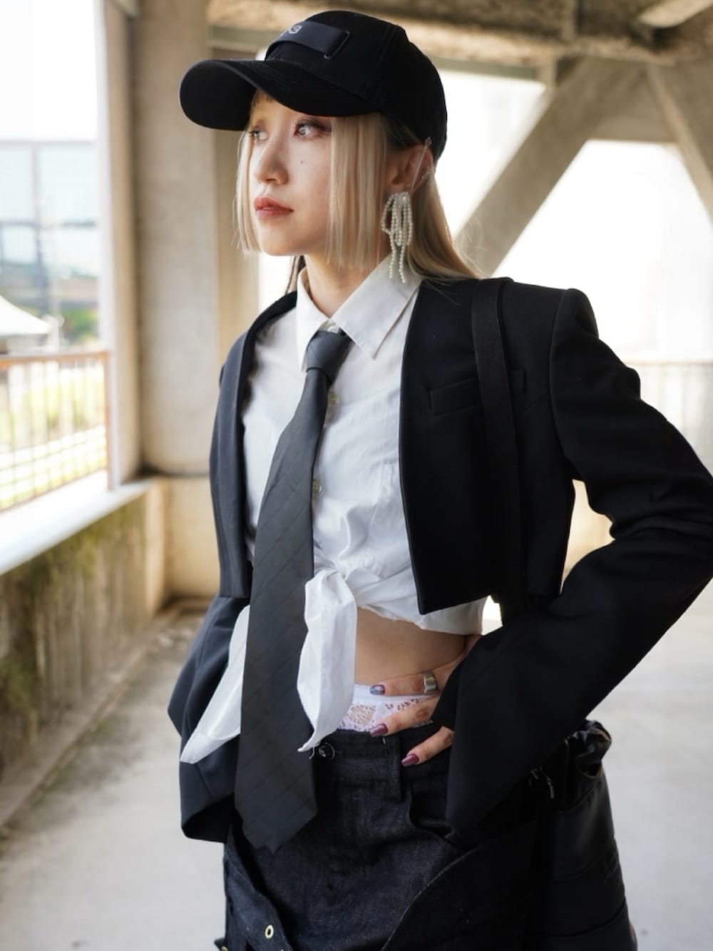 「韓国ファッション、春のNewスタイル、シャツスタイル、デニム、デニムパンツ、白シャツ、キャップ、パンプス、ショルダーバッグ、ネクタイ、スポーツミックス、大人カジュアル、春ファッション、春服みてみて、網タイツ」｜「Y-3のY-3 WEBBING CAP（キャップ、ブラック系）」を使った、MISUZUさん（レディース・150cm）の春コーディネートの5枚目の写真