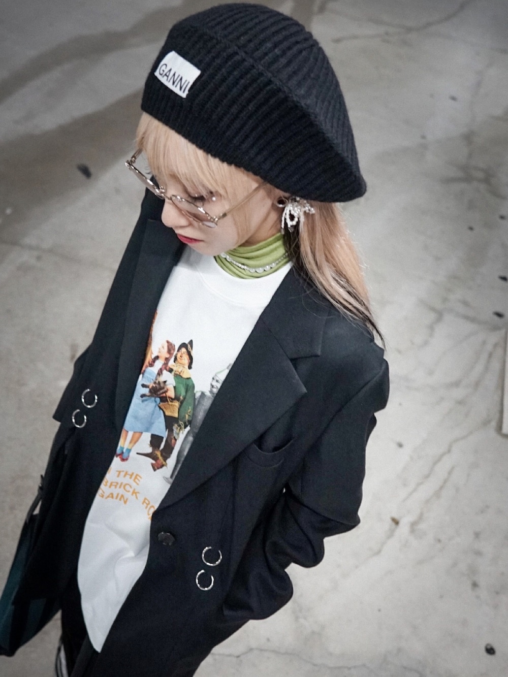 ブラック系のテーラードジャケット、グリーン系のショルダーバッグ、ホワイト系のTシャツ/カットソーを着用したレディースの秋コーディネートの3枚目の写真