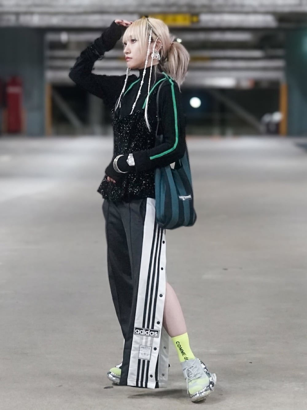 「トラックパンツ、ジャージ、レイヤードスタイル、y2k、厚底シューズ、grounds、古着MIX、スポーツミックス、ビスチェ、adidas、秋っぽコーデ更新中、ストリート、ブラック、グリーン、着回し抜群」｜「BELPERのVELVET CAMISOLE（キャミソール、ブラック系）」を使った、MISUZUさん（レディース・150cm）の秋コーディネートの2枚目の写真