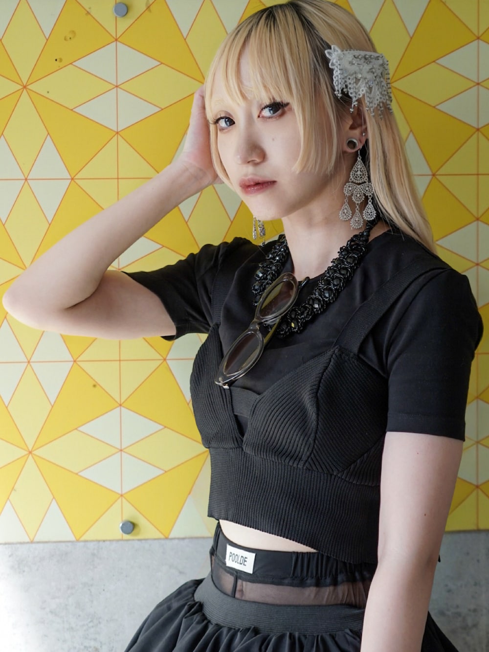 ブラック系のローファー、ブラック系のチューブトップ、ブラック系のショルダーバッグを着用したレディースの夏コーディネートの3枚目の写真