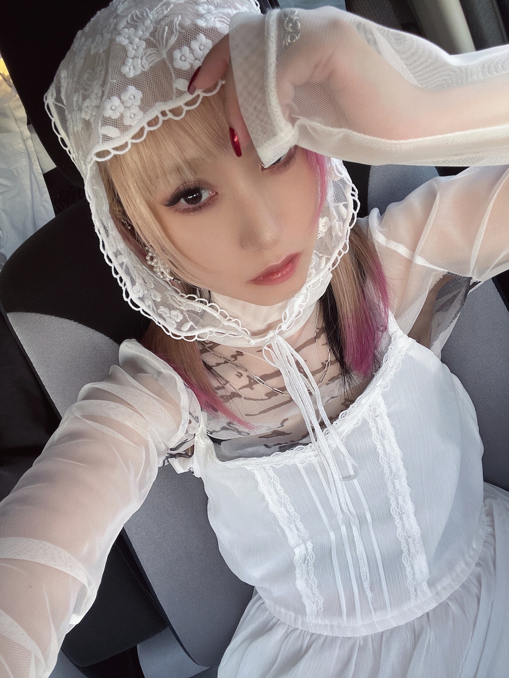 グレー系のショルダーバッグ、ホワイト系のTシャツ/カットソー、シルバー系のアナログ腕時計を着用したレディースの秋コーディネートの3枚目の写真