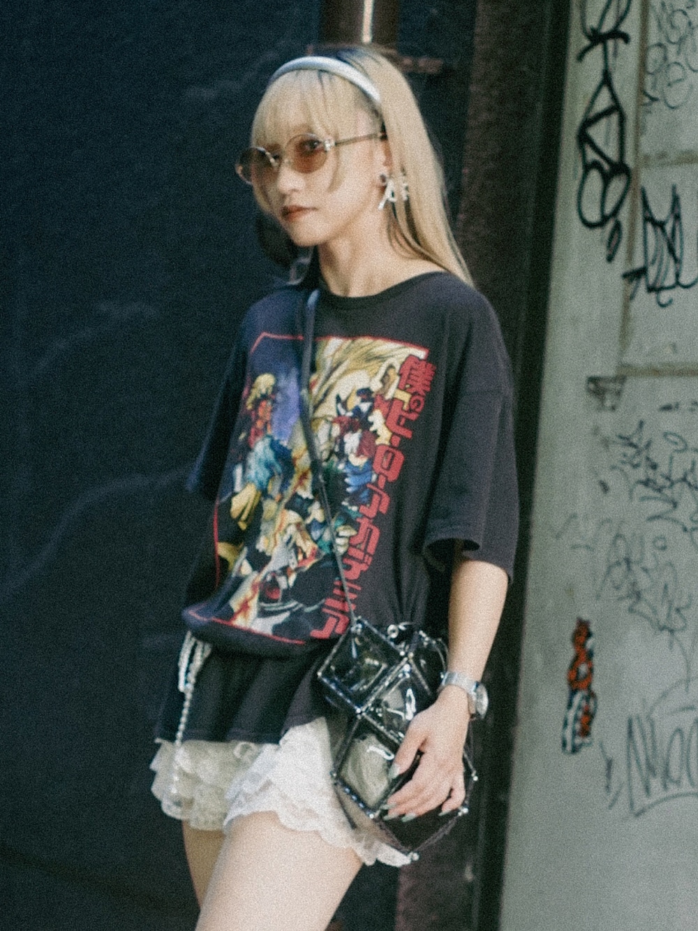 グレー系のショルダーバッグ、ブラック系のローファー、グレー系のTシャツ/カットソーを着用したレディースの秋コーディネートの2枚目の写真