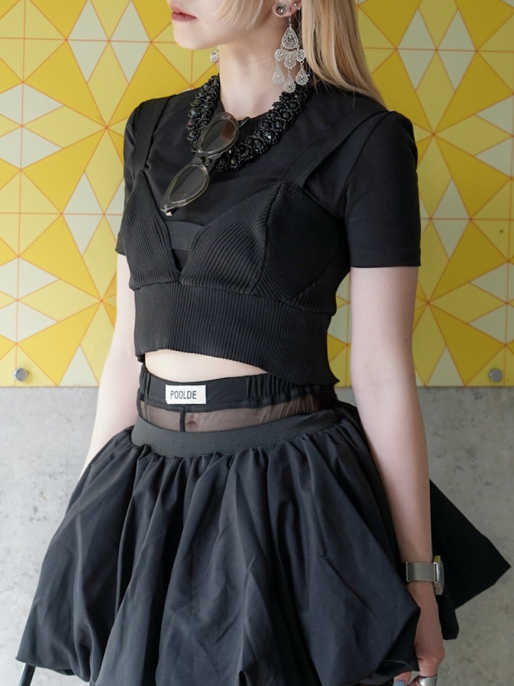 ブラック系のローファー、ブラック系のチューブトップ、ブラック系のショルダーバッグを着用したレディースの夏コーディネートの2枚目の写真