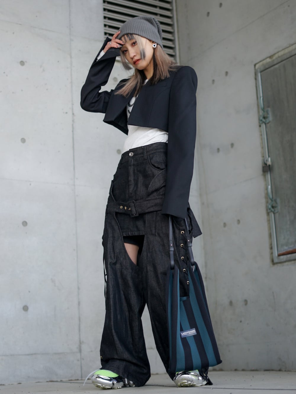 ブラック系のジャケット/アウター、ホワイト系のトップス、ブルー系のパンツを着用したレディースの春コーディネートの3枚目の写真