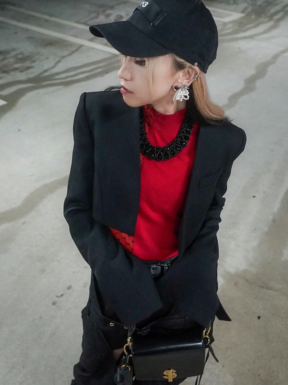 ブラック系のジャケット/アウター、レッド系のシャツ/ブラウス、ブルー系のパンツを着用したレディースの冬コーディネートの2枚目の写真